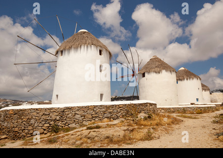 Vier der fünf berühmten Windmühlen, Chora, Mykonos Stadt, Mykonos, Griechenland Stockfoto