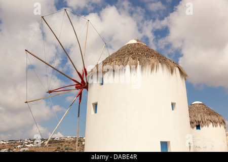 Eines der fünf berühmten Windmühlen, Chora, Mykonos Stadt, Mykonos, Griechenland Stockfoto