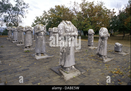 Steinstatuen ausländischer Botschafter, jetzt kopflos aus der Tang-Dynastie, ausgestellt im Qianling Mausoleum, das als gemeinsames Grab von Kaiser Gaozong von Tang, Li Zhi (628-683 n. Chr.) dient, und Kaiserin Wu Zetian (624-705 n. Chr.), etwa 6 km nördlich von Qian County in der Provinz Shaanxi, am Mount Liangshan China Stockfoto