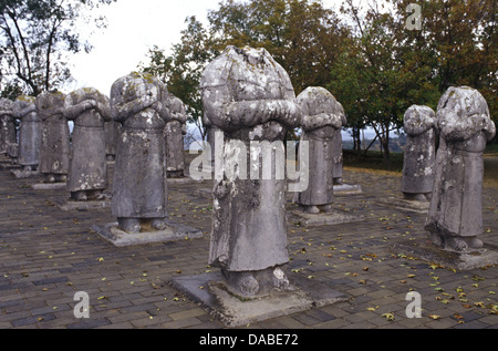 Steinstatuen ausländischer Botschafter, jetzt kopflos aus der Tang-Dynastie, ausgestellt im Qianling Mausoleum, das als gemeinsames Grab von Kaiser Gaozong von Tang, Li Zhi (628-683 n. Chr.) dient, und Kaiserin Wu Zetian (624-705 n. Chr.), etwa 6 km nördlich von Qian County in der Provinz Shaanxi, am Mount Liangshan China Stockfoto