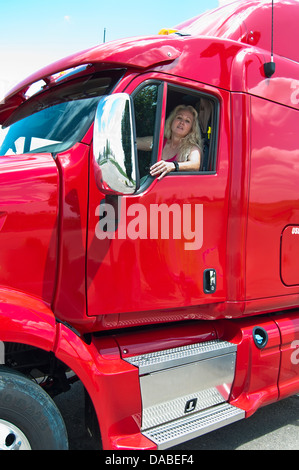 Frau LKW-Fahrer, die Vorbereitung auf eine Langstrecken-Lieferung Stockfoto