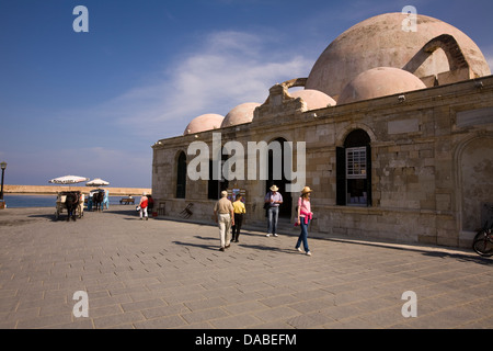 Eine osmanischen Moschee dient heute als ein Besucherzentrum in der alten venezianischen Hafen von Chania, Kreta, Griechenland. Stockfoto