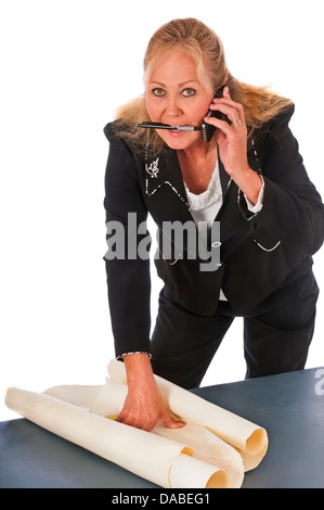 Sehr reife Frau läuft ein Projekt beim Bau oder Vermessung Website. Isoliert auf weißem Hintergrund Stockfoto