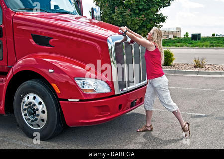 Frau LKW-Fahrer, die Vorbereitung auf eine Langstrecken-Lieferung Stockfoto