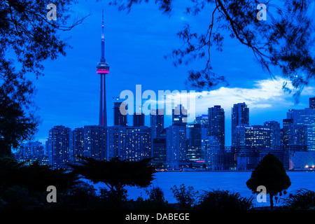 Skyline in der Abenddämmerung aus Wards Insel, Toronto Island Park, Toronto, Ontario, Kanada. Stockfoto