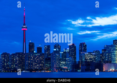 Skyline in der Abenddämmerung aus Wards Insel, Toronto Island Park, Toronto, Ontario, Kanada. Stockfoto