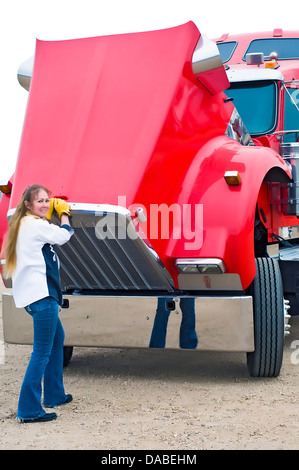 Frau LKW-Fahrer, die Vorbereitung auf eine Langstrecken-Lieferung Stockfoto