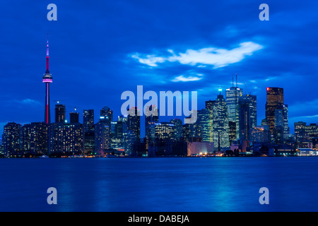 Skyline in der Abenddämmerung aus Wards Insel, Toronto Island Park, Toronto, Ontario, Kanada. Stockfoto