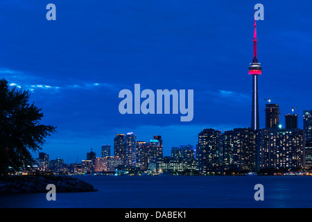 Skyline in der Abenddämmerung aus Wards Insel, Toronto Island Park, Toronto, Ontario, Kanada. Stockfoto