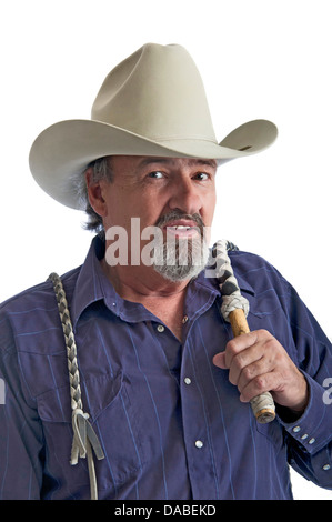 Cowboy hält eine Peitsche um seine Schulter. Isoliert auf weiss Stockfoto