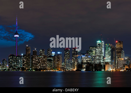 Skyline bei Nacht von Wards Island Ferry dock, Toronto Island Park, Toronto, Ontario, Kanada. Stockfoto