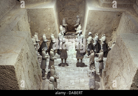 Headless Infanteristen Skulpturen der Terrakotta Armee aus ca. Ende des dritten Jahrhunderts v. Chr., die die Armeen von Qin Shi Huang, dem ersten Kaiser von China in Lintong Bezirk in Xi'an, die Hauptstadt der Provinz Shaanxi, China Stockfoto