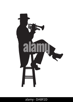 Frau, gekleidet in einen Smoking und Zylinder, sitzend auf einem Hocker in der Silhouette eine Trompete zu spielen Stockfoto