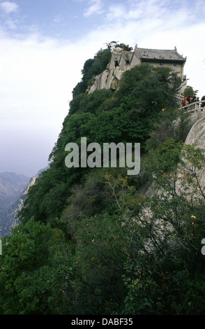 Einer der Gipfel des heiligen Hua Shan Berges in der Nähe der Stadt Huayin in der Provinz Shaanxi, China. Der Berg Hua ist der westliche Berg der fünf Großen Berge Chinas und hat eine lange Geschichte von religiöser Bedeutung. Stockfoto