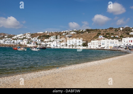 Blick auf den Strand, Hafen und Waterside Häuser, Chora, Mykonos Stadt, Mykonos, Griechenland Stockfoto