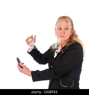 Erwachsene Frau wütend über eine Nachricht auf ihr Handy zurück über die Schulter schauen. Isoliert auf weißem Hintergrund. Stockfoto