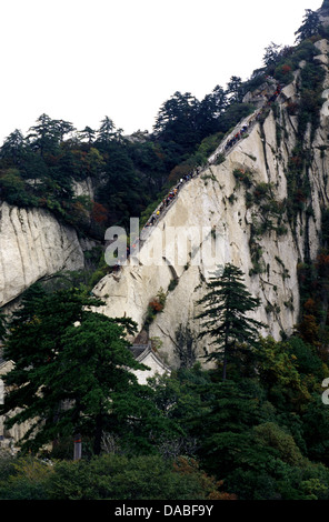 Chinesische Pilger und Wanderer, die den Aufstieg auf dem heiligen Berg Hua Shan in der Nähe der Stadt Huayin in der Provinz Shaanxi China. Der Berg Hua ist der westliche Berg der fünf Großen Berge Chinas und hat eine lange Geschichte von religiöser Bedeutung. Stockfoto