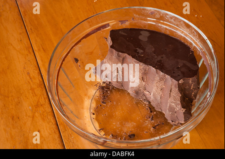 Nachdem handgeschöpfte Schokolade gemischt und abkühlen, bildet es ein Backstein, die geschmolzen werden, um zu temperieren. Stockfoto