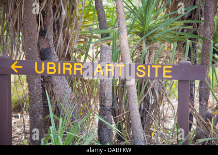 Ubirr-Kunststätte im Kakadu-Nationalpark, Northern Territory, Australien, hölzernes Schild mit Wegbeschreibung zum Ort, 2013 Stockfoto