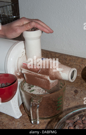 Schleifen Kakaobohnen während des Prozesses der Herstellung von handgefertigten Schokolade in Stevensville, Montana. Stockfoto