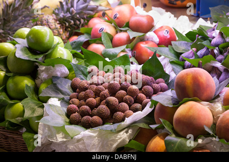 Früchte zum Verkauf an La Boqueria-Markt - Barcelona, Katalonien, Spanien Stockfoto
