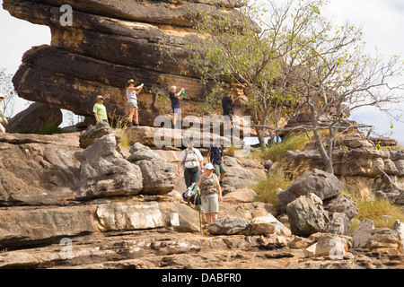 Touristen und Besucher der Kletterfelsen am Ubirr anzeigen Nadab Aue, Kakadu Nationalpark, Australien Stockfoto