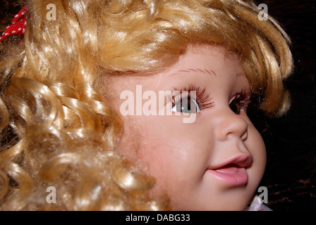 Niedliche Puppe Mädchen Gesicht, Augen und stilvollen Haar anzeigen Stockfoto