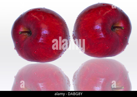 Äpfel auf reflektierende Stockfoto