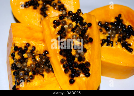 Papaya Scheiben Papaya Frucht geschnitten in Aussicht und Papaya Samen Stockfoto