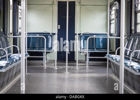 Innenraum eines leeren u-Bahn-Wagen bei Tageslicht Stockfoto