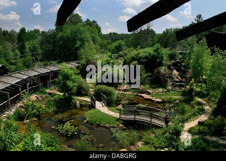 6. Juli 2013 - Spring Green, Wisconsin, USA - das Haus auf dem Felsen in der Nähe von Spring Green, wurde Wisconsin entworfen und gebaut von Alex Jordan das Haus ein architektonisches Meisterwerk auf einen 60-Fuß-Schornstein Felsen thront ist. Ein Jahr vor seinem Tod verkaufte Alex das Haus auf dem Felsen an Kunst und Karen Donaldson. Seit 1989 haben die Donaldson‰Ûªs gepflegt und weiter entwickelt das Haus auf dem Felsen mit Ausstattung, neue Kollektionen und Gebäuden. Besucher können die roten Ziegelsteinen Straßen von gestern spazieren, genießen Sie die Klänge einer lebensgroßen automatisierte 80-köpfigen Orchester Ansicht der Millionen Stück Miniatur-Zirkus, Hunderte Stockfoto