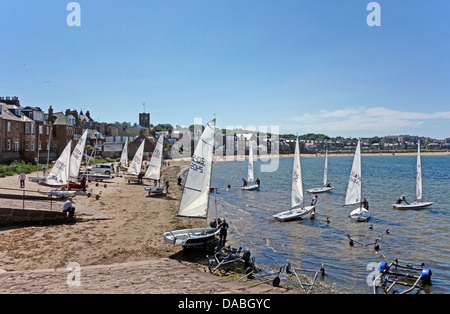 Der westliche Strand von North Berwick in Schottland mit Segelbooten, die Vorbereitung zu starten in den Firth of Forth Stockfoto