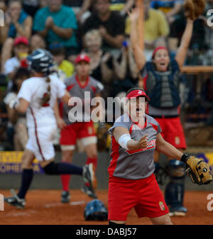 Ungarn, Prag, Tschechische Republik. 9. Juli 2013. Softball-EM, Frauen, Tschechien Vs Ungarn, Eva Papacsek von Ungarn, Prag, Tschechische Republik, 9. Juli 2013. © Michal Kamaryt/CTK Foto/Alamy Live-Nachrichten Stockfoto