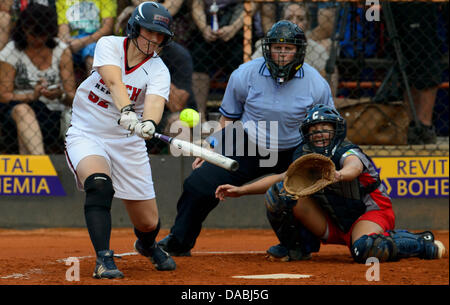 Softball-EM, Frauen, Tschechien Vs Ungarn, Petra Kriklanova der Tschechischen Republik (links), Prag, Tschechische Republik, 9. Juli 2013. (Foto/Michal Kamaryt CTK) Stockfoto