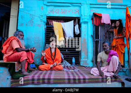 Sadhus auf die Ghats, Varanasi, Uttar Pradesh, Indien, Asien Stockfoto