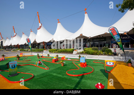 Ashford Designer Outlet mit Spaß Golf Stockfoto