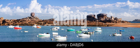 Das Naturdenkmal Le De und Angelboote/Fischerboote, Munitionsdepot, Côtes d ' Armor, Bretagne, Frankreich Stockfoto