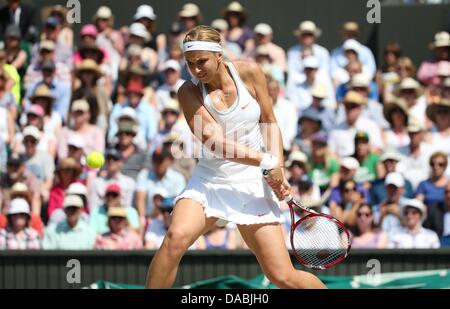 Sabine Lisicki Deutschland kehrt Bartoli von Frankreich während der Frauen einzelne Finale für die Wimbledon Championships bei den All England Lawn Tennis Club in London, Großbritannien, 6. Juli 2013. Foto: Friso Gentsch/dpa Stockfoto