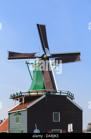 Erhaltenen historischen Windmühlen und Häuser in Zaanse Schans, am Fluss Zaan, in der Nähe von Amsterdam, Zaandam, Nordholland, Niederlande Stockfoto