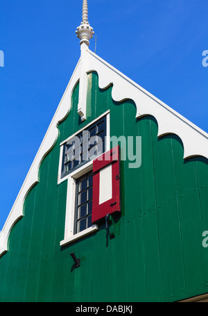 Erhaltenen historischen Häuser in Zaanse Schans an den Ufern des Flusses Zaan, in der Nähe von Amsterdam, Zaandam, Nordholland, Niederlande Stockfoto