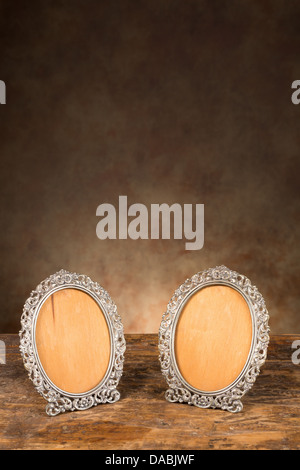 Paar antike Bilderrahmen ohne Porträts in Ihnen Stockfoto
