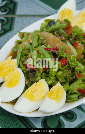 Bohne würziger Salat auf Teller serviert gekochtes Ei Stockfoto