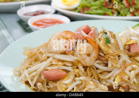 Pad Thai ist umrühren gebratene Nudeln mit Garnelen, Wurst, Ei und Gemüse, Stockfoto