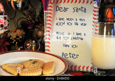 Sehr geehrte Santa Brief mit Milch und Kekse unter Weihnachtsbaum. Stockfoto