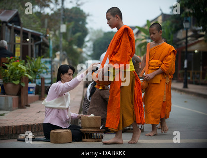 Buddhistische Mönche während Almosen Zeremonie (Tak Bat), Luang Prabang, Laos, Indochina, Südostasien, Asien Stockfoto