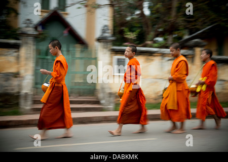 Buddhistische Mönche während Almosen Zeremonie (Tak Bat), Luang Prabang, Laos, Indochina, Südostasien, Asien Stockfoto