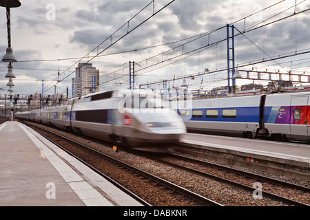 Ein high-Speed TGV-Zug kommt am Gare Montparnasse in Paris, Frankreich, Europa Stockfoto