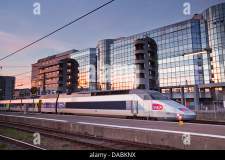 Ein TGV Hochgeschwindigkeitszug warten im Gare de Tours, Tours, Indre-et-Loire, Frankreich, Europa Stockfoto