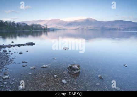 Den stillen Wassern des Derwent Water in den Lake District National Park, Cumbria, England, Vereinigtes Königreich, Europa Stockfoto