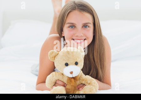 Süße junge Mädchen hält einen Teddybär Stockfoto